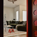 Apartment 16，绽放的绯红色公寓/ Wuuu Studio - 室内图, 公寓, 灯