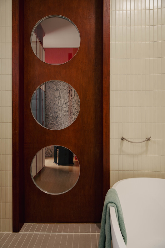 16 Crimson Unfold Apartment / Wuuu Studio - Interior Photography, Bathroom, Wood, Door