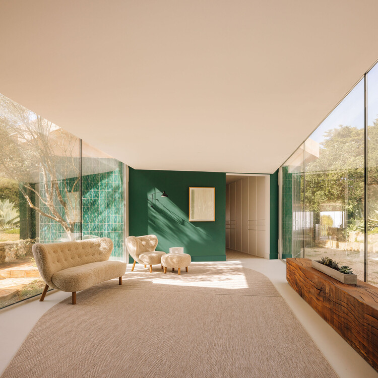 Casa Azóia AIP / João Tiago Aguiar, Arquitectos - Fotografía interior, Sala de estar, Sillas