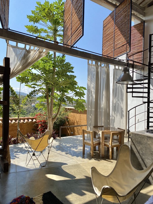 Loft Saja / Andrés Rubio Téllez Arquitecto - Fotografía exterior, Sillas, Balcón, Patio, Patio interior