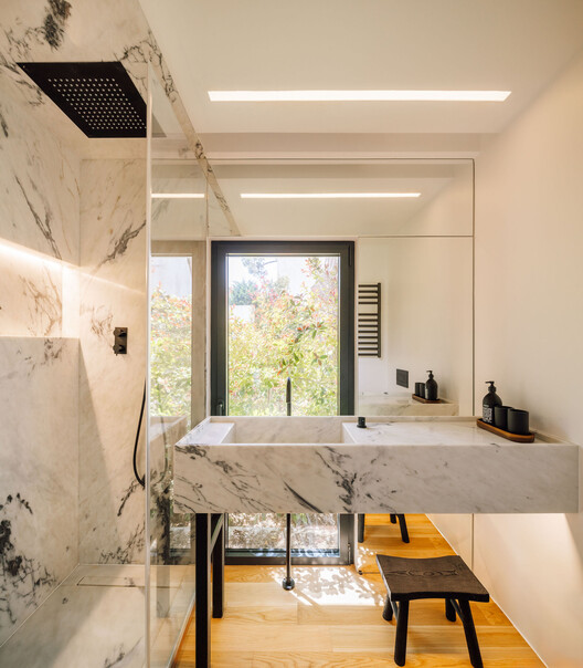 Casa Pinhal SS & RV / João Tiago Aguiar, Arquitectos - Fotografia de Interiores, Banheiro, Madeira, Iluminação, Bancada