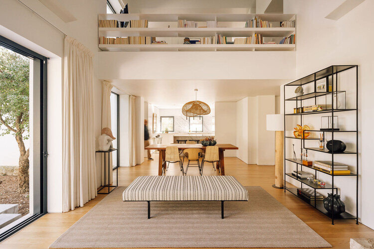 Casa Pinhal SS & RV / João Tiago Aguiar, Arquitectos - Fotografia de Interiores, Madeira, Mesa, Iluminação, Cadeira