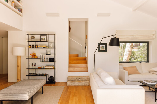 Casa Pinhal SS & RV / João Tiago Aguiar, Arquitectos - Fotografia de Interiores, Sala de Estar, Sofá, Madeira, Iluminação, Mesa, Cadeira