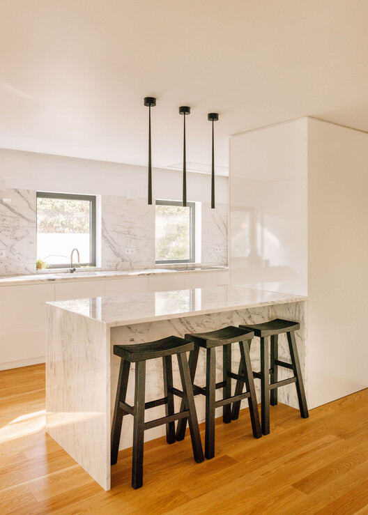 Casa Pinhal SS & RV / João Tiago Aguiar, Arquitectos - Fotografia de Interiores, Cozinha, Madeira, Iluminação, Bancada, Vidro