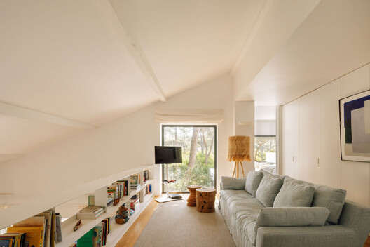 Casa Pinhal SS & RV / João Tiago Aguiar, Arquitectos - Fotografia de Interiores, Sala de Estar, Sofá, Madeira, Iluminação, Cadeira, Prateleira