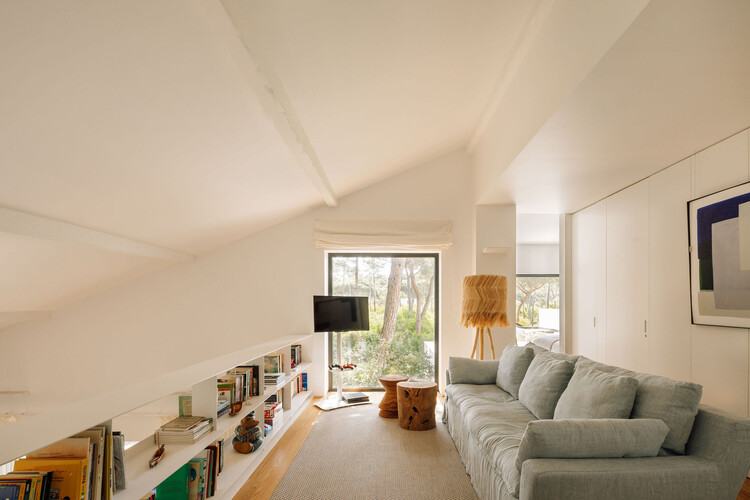 Casa Pinhal SS & RV / João Tiago Aguiar, Arquitectos - Fotografia de Interiores, Sala de Estar, Sofá, Madeira, Iluminação, Cadeira, Prateleira