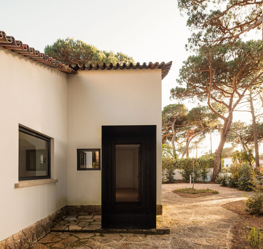 Casa Pinhal SS & RV / João Tiago Aguiar, Arquitectos - Fotografia de Exterior, Porta, Concreto