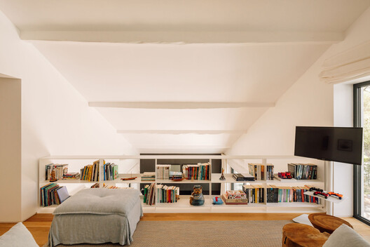 Casa Pinhal SS & RV / João Tiago Aguiar, Arquitectos - Fotografia de Interiores, Dormitório, Prateleira, Madeira, Sofá, Iluminação