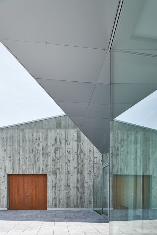 Material Matchmaking: When Wood Engages with Contemporary Counterparts - Image 2 of 19
