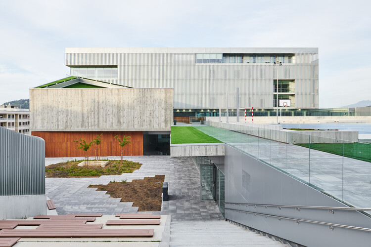 Material Matchmaking: When Wood Engages with Contemporary Counterparts - Image 8 of 19