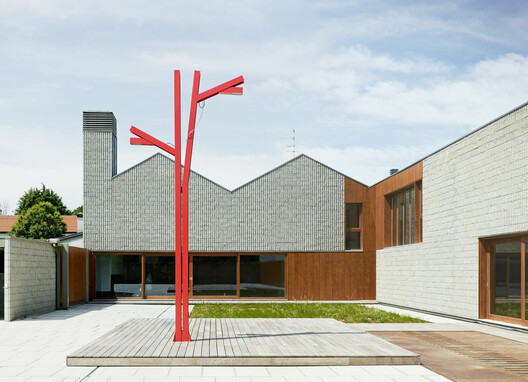 Material Matchmaking: When Wood Engages with Contemporary Counterparts - Image 7 of 19