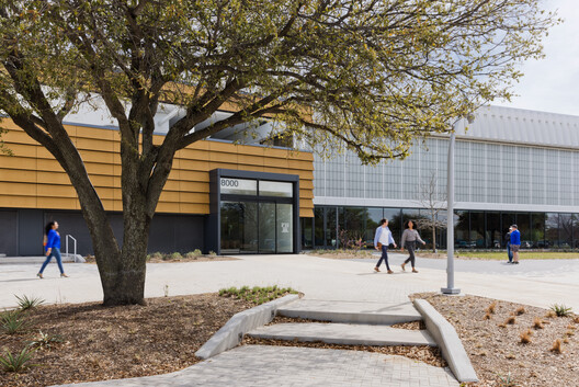 Material Matchmaking: When Wood Engages with Contemporary Counterparts - Image 4 of 19