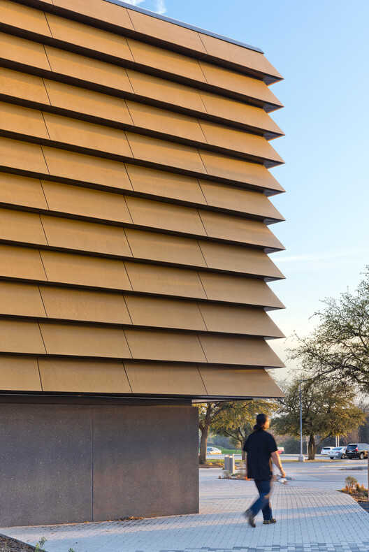 Material Matchmaking: When Wood Engages with Contemporary Counterparts - Image 14 of 19