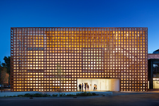 Material Matchmaking: When Wood Engages with Contemporary Counterparts - Image 16 of 19