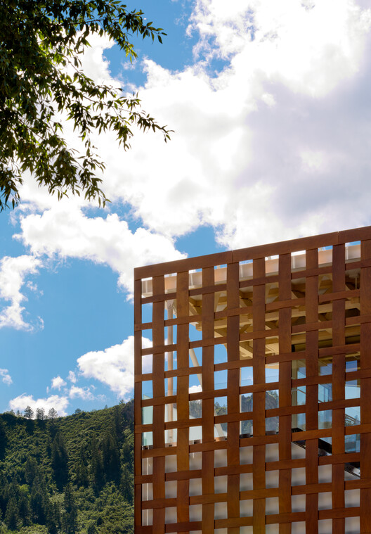 Material Matchmaking: When Wood Engages with Contemporary Counterparts - Image 13 of 19