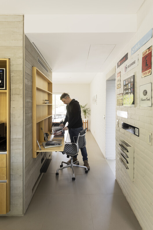 Cabin 192 / Daniel Canda, arquitecto  - Fotografía interior, Madera, Mesas, Sillas, Estanterías, Iluminación