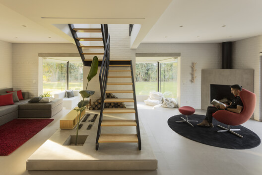 Cabin 192 / Daniel Canda, arquitecto  - Fotografía interior, Madera, Escaleras, Sillones, Iluminación, Sillas