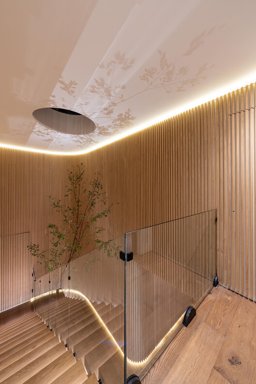 Casa LAI  / BROISSIN - Fotografía interior, Madera, Iluminación, Barandas