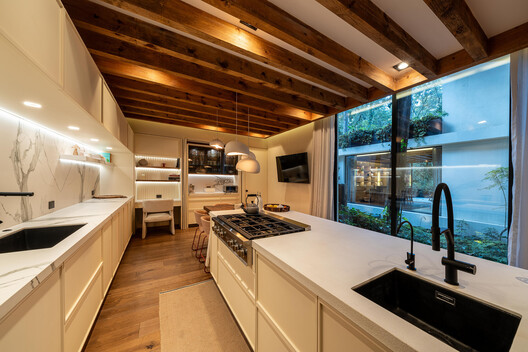 Casa LAI  / BROISSIN - Fotografía interior, Cocina, Encimera, Madera, Tarjas