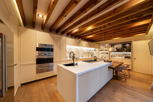 Casa LAI  / BROISSIN - Fotografía interior, Cocina, Madera, Encimera, Iluminación, Sillas