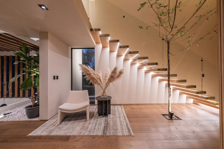 Casa LAI / BROISSIN - Fotografía interior, Madera, Escaleras, Iluminación, Barandas, Sillas