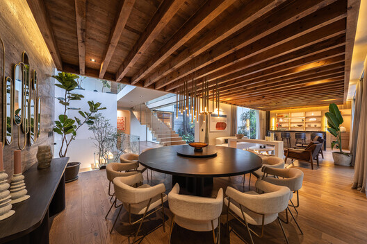 Casa LAI  / BROISSIN - Fotografía interior, Comedor, Madera, Mesas, Sillas, Iluminación
