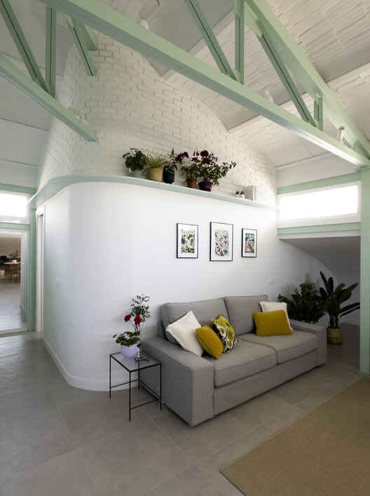 Casa JN109 / SUAV - Fotografia de Interiores, Sala de Estar, Madeira, Sofá, Iluminação, Mesa, Cadeira