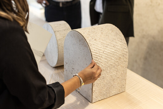 Tocar y ver materiales para diseñar: 4 moodboards sensoriales creados desde el showroom - Imagen 10 de 13