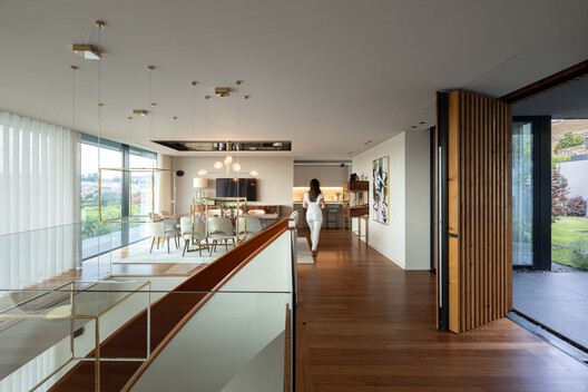 Casa da Encosta / Ricardo Azevedo Arquitecto - Fotografia de Interiores, Cozinha, Madeira, Cadeira, Mesa, Iluminação, Vidro