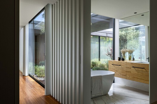 Casa da Encosta / Ricardo Azevedo Arquitecto - Fotografia de Interiores, Banheiro, Madeira, Cadeira