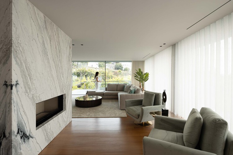 Casa da Encosta / Ricardo Azevedo Arquitecto - Fotografia de Interiores, Sala de Estar, Sofá, Madeira, Mesa, Cadeira