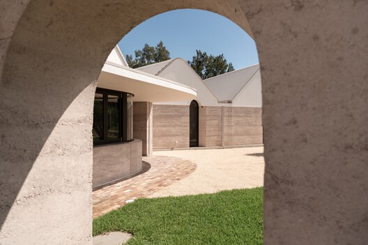 Earth by the River Residence / Luigi Rosselli Architects - Exterior Photography, Arch, Concrete, Arcade