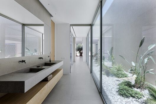 The Slot House / Katerina Valsamaki Architects - Interior Photography, Glass, Concrete, Bathroom