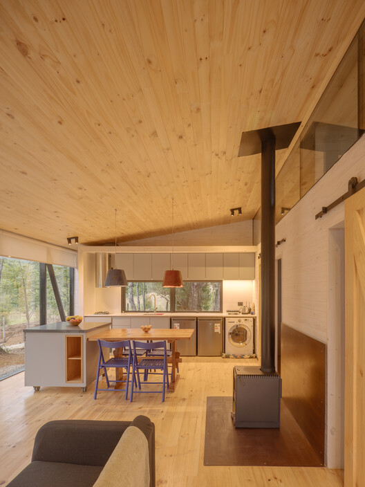 Shelter S01 / Hebra Arquitectos - Fotografía interior, Comedor, Madera, Iluminación, Fijación Vigas, Sillas