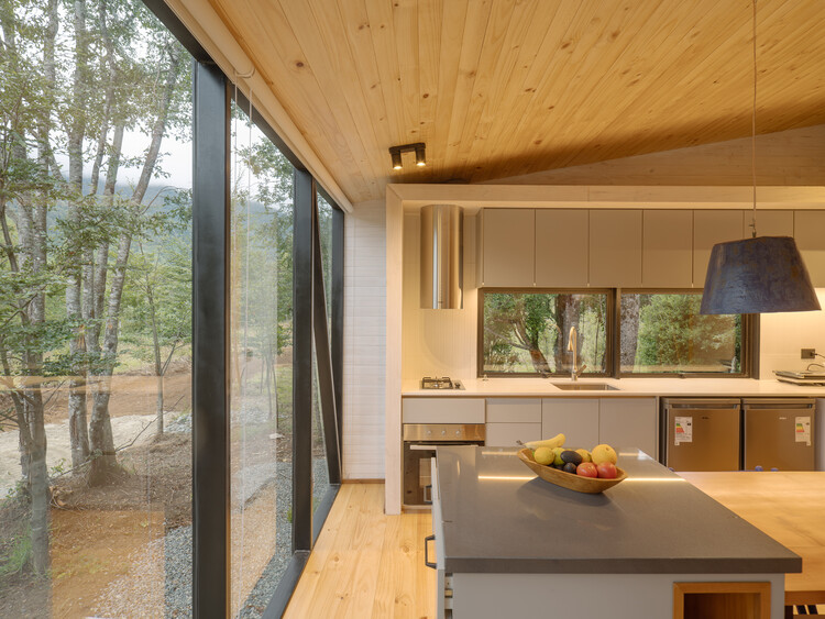 Shelter S01 / Hebra Arquitectos - Fotografía interior, Cocina, Madera, Encimera, Sillas