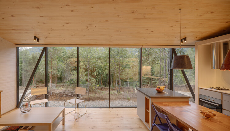 Shelter S01 / Hebra Arquitectos - Fotografía interior, Cocina, Madera, Sillas