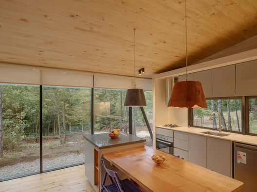 Shelter S01 / Hebra Arquitectos - Fotografía interior, Cocina, Madera, Encimera, Iluminación, Sillas, Vidrio