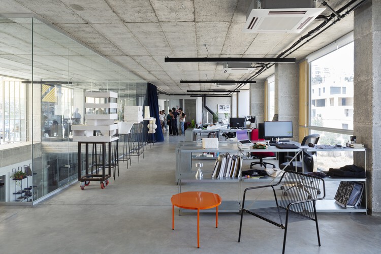 Refugio Wonder Cabinet / AAU ANASTAS - Fotografía interior, Comedor, Sillas