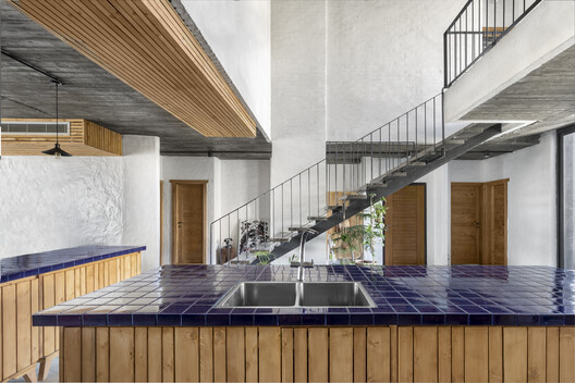 Habitar a los ausentes: Apartamento residencial para Maryam y Faraj, Shiraz / Alborz Mohammadi / Keramati Architect - Fotografía interior, Cocina, Madera