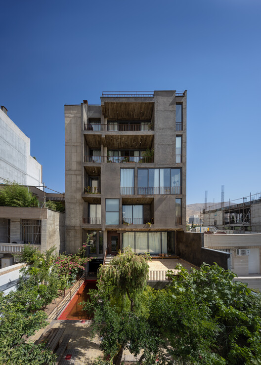 Habitar a los ausentes: Apartamento residencial para Maryam y Faraj, Shiraz / Alborz Mohammadi / Keramati Architect - Fotografía exterior, Balcón