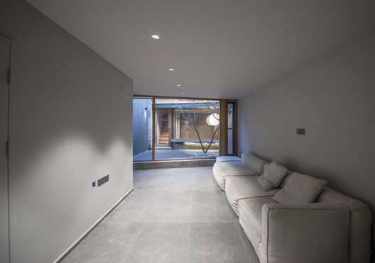 Longhouse in Beijing Hutong / Jin Lei - Interior Photography, Wood, Concrete