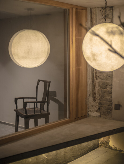 Longhouse in Beijing Hutong / Jin Lei - Interior Photography, Lighting