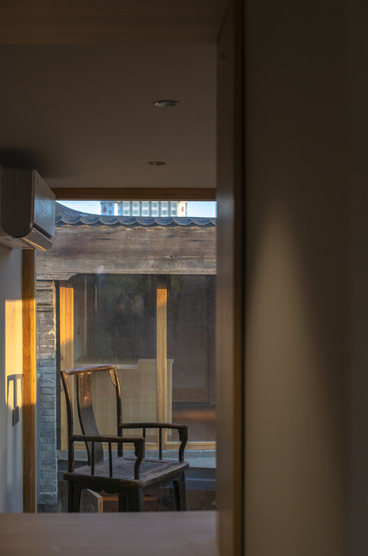 Longhouse in Beijing Hutong / Jin Lei - Interior Photography, Wood, Glass