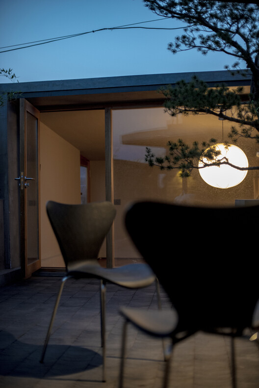 Longhouse in Beijing Hutong / Jin Lei - Interior Photography, Lighting, Chair