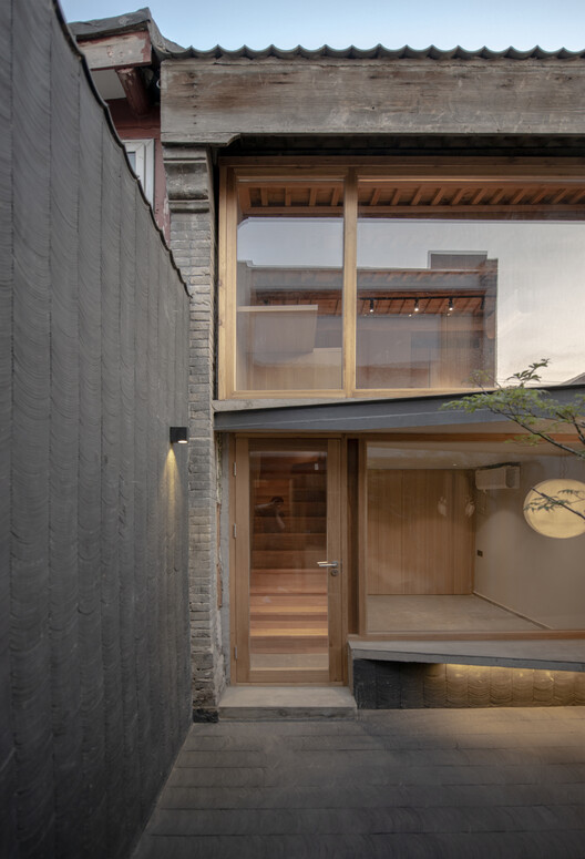 Longhouse in Beijing Hutong / Jin Lei - Interior Photography, Wood, Concrete