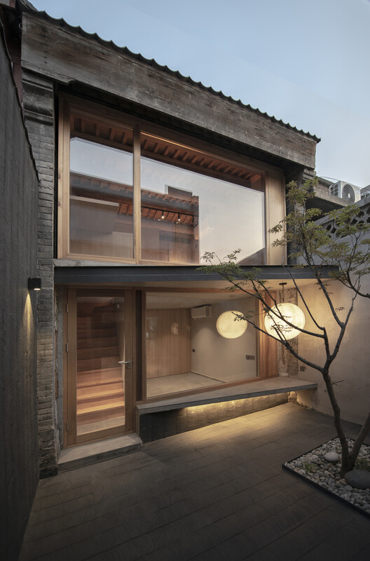 Longhouse in Beijing Hutong / Jin Lei - Exterior Photography, Wood, Balcony