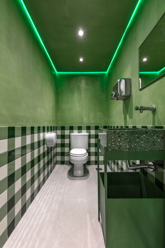 Diletto Pastas - Barrio Chino / Cupla Arquitectura - Lucia Vallve & Tomas Mielnikowicz - Fotografía interior, Baño, Inodoros, Tarjas