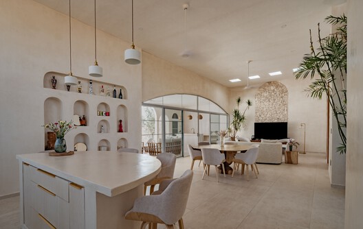 Villa Nink El Arca / Arquitectura Elemental - Fotografía interior, Comedor, Madera, Sillas, Iluminación, Mesas