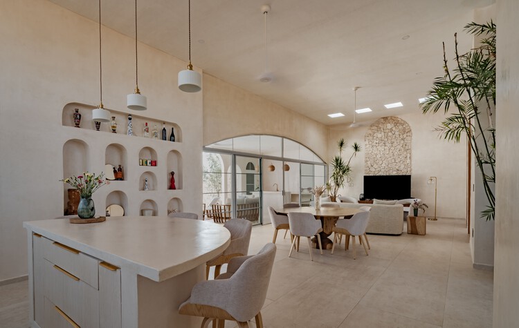 Villa Nink El Arca / Arquitectura Elemental - Fotografía interior, Comedor, Madera, Sillas, Iluminación, Mesas