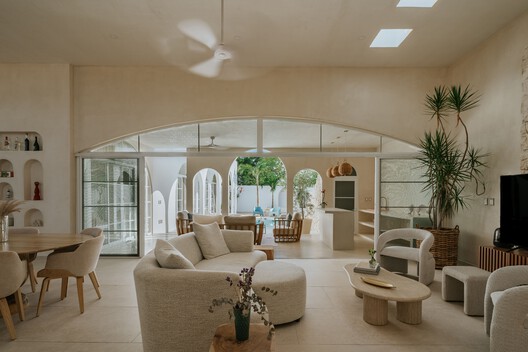 Villa Nink El Arca / Arquitectura Elemental - Fotografía interior, Sala de estar, Sillones, Iluminación, Mesas, Sillas